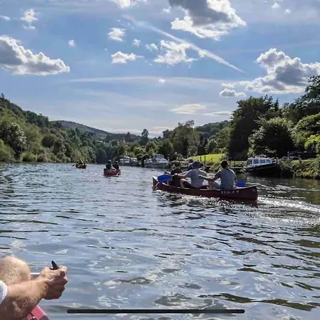 Mitten In Und Doch Im Gruenen: Schoenes Und Modernes Nastätten