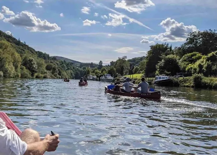 Mitten In Und Doch Im Gruenen: Schoenes Und Modernes Nastätten