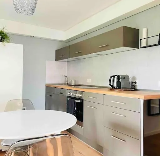 Mitten In Und Doch Im Gruenen: Schoenes Und Modernes Nastätten